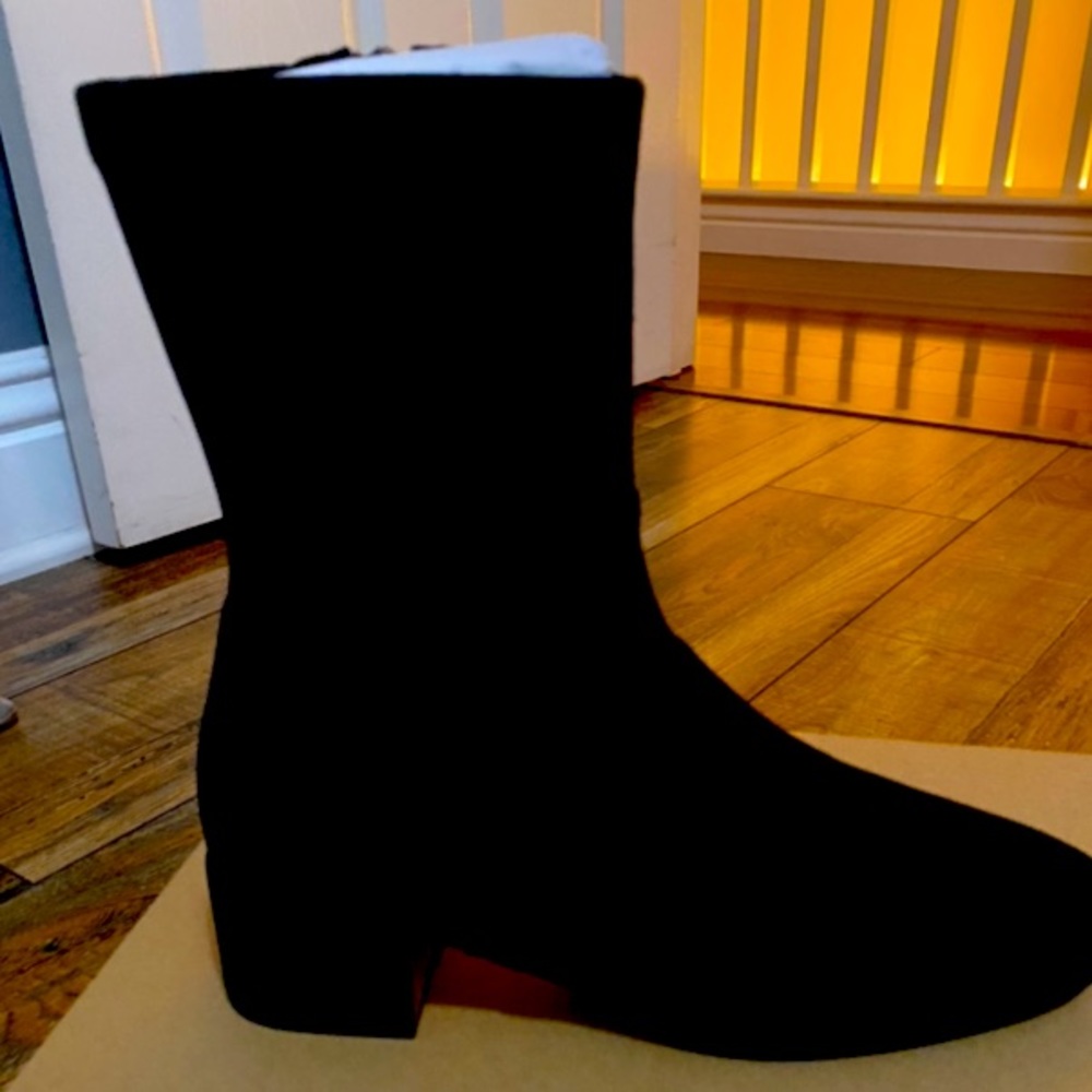 Gentle Soul by Kenneth Cole black booties. Leather stretch.